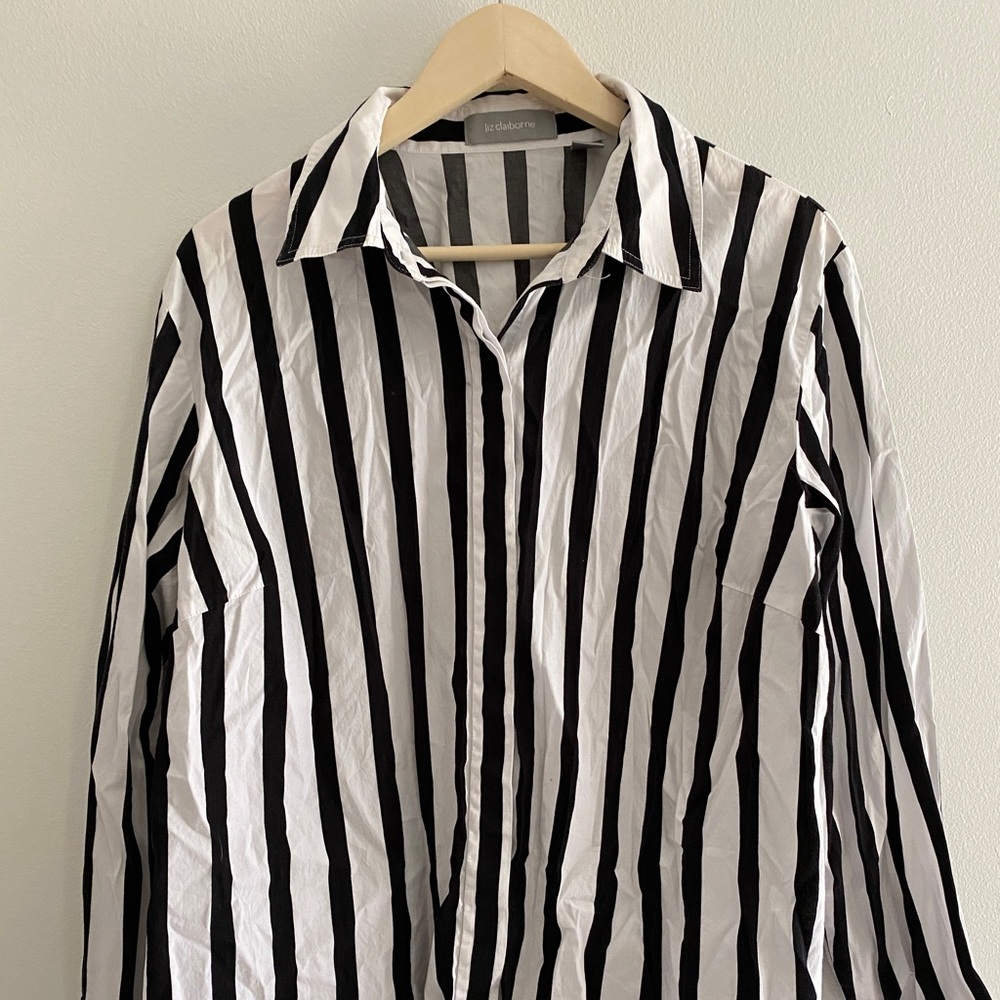 VINTAGE 🖤🤍 Liz Claiborne striped button-up